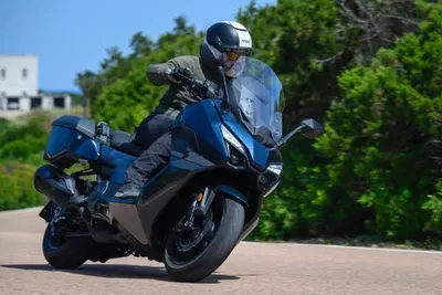 SYM TTLBT: la moto da viaggio che si finge scooter (o forse il contrario) [VIDEO]