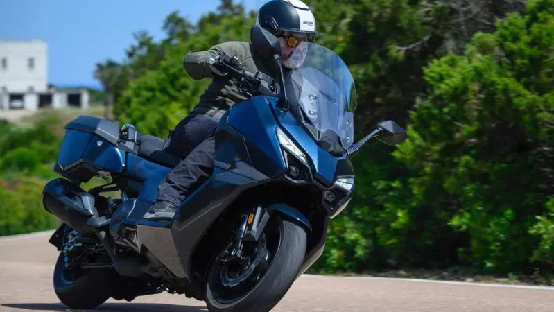 SYM TTLBT: la moto da viaggio che si finge scooter (o forse il contrario) [VIDEO]