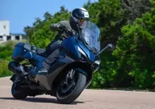 SYM TTLBT: la moto da viaggio che si finge scooter (o forse il contrario) [VIDEO]