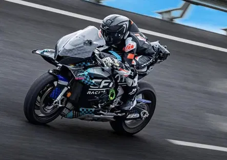 La nuova CFMOTO V4 SR-RR entra nel club delle moto oltre i 300 km/h