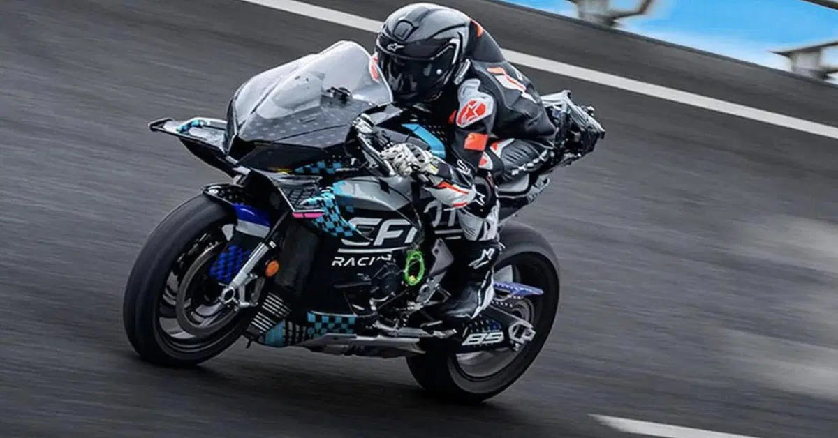 La nuova CFMOTO V4 SR-RR entra nel club delle moto oltre i 300 km/h