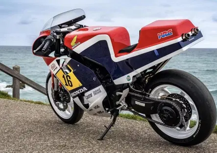 Honda CB 750 R Last Lap: una custom che rievoca gli anni ‘80 e omaggia Freddie Spencer [GALLERY]