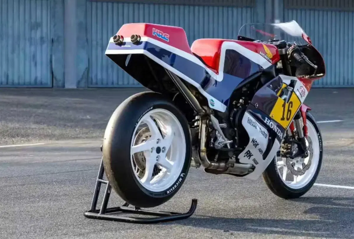 Honda CB 750 R Last Lap: una custom che rievoca gli anni ‘80 e omaggia Freddie Spencer [GALLERY] (5)