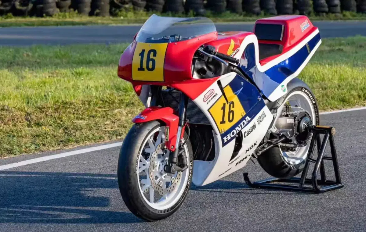 Honda CB 750 R Last Lap: una custom che rievoca gli anni ‘80 e omaggia Freddie Spencer [GALLERY] (6)