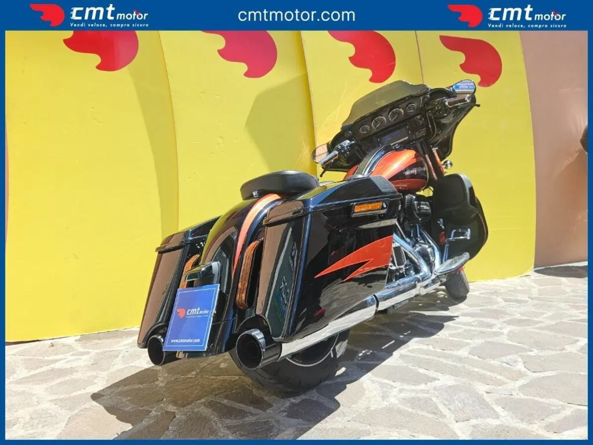 Harley-Davidson 1800 Street Glide (2016 - 17) - FLHXSE (4)