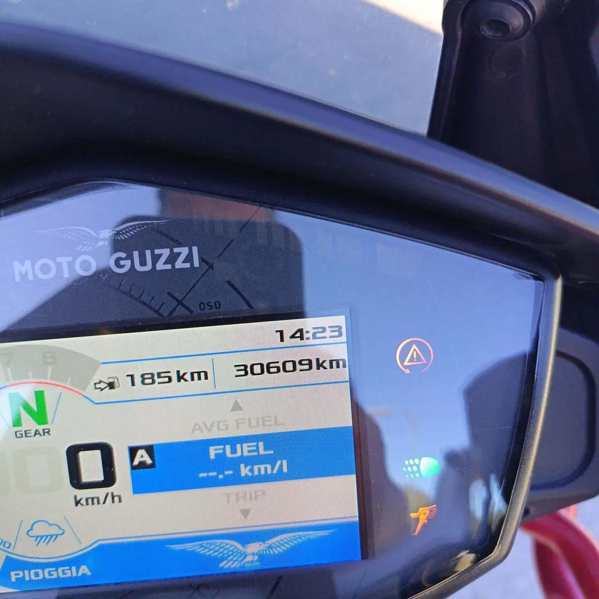 Moto Guzzi V85 TT Evocative Graphics (2021 - 23) (10)