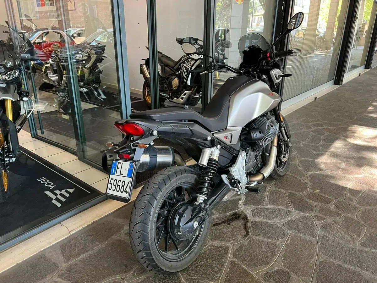 Moto Guzzi V85 Strada (2024 - 26) (3)