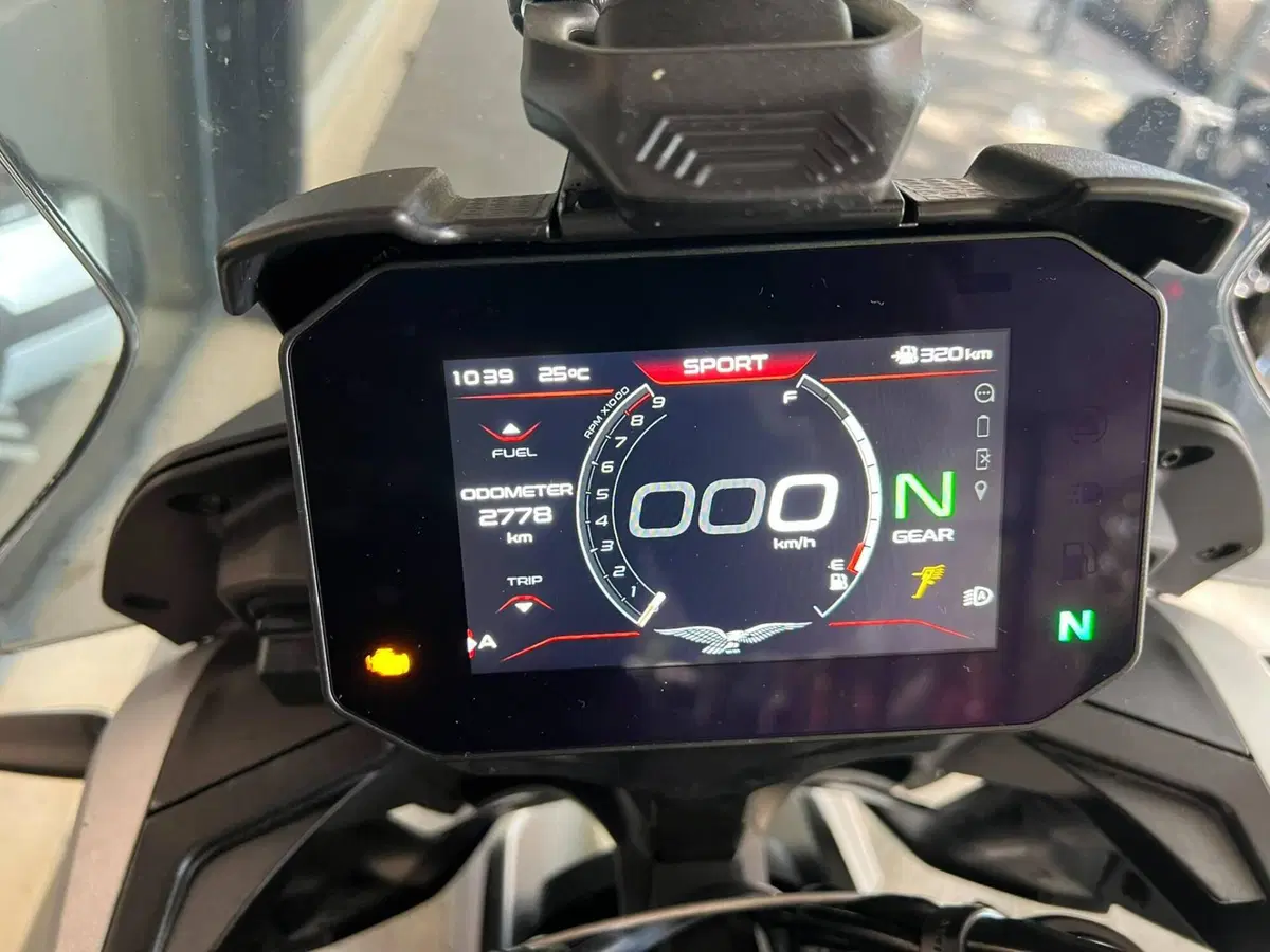 Moto Guzzi V85 Strada (2024 - 26) (4)