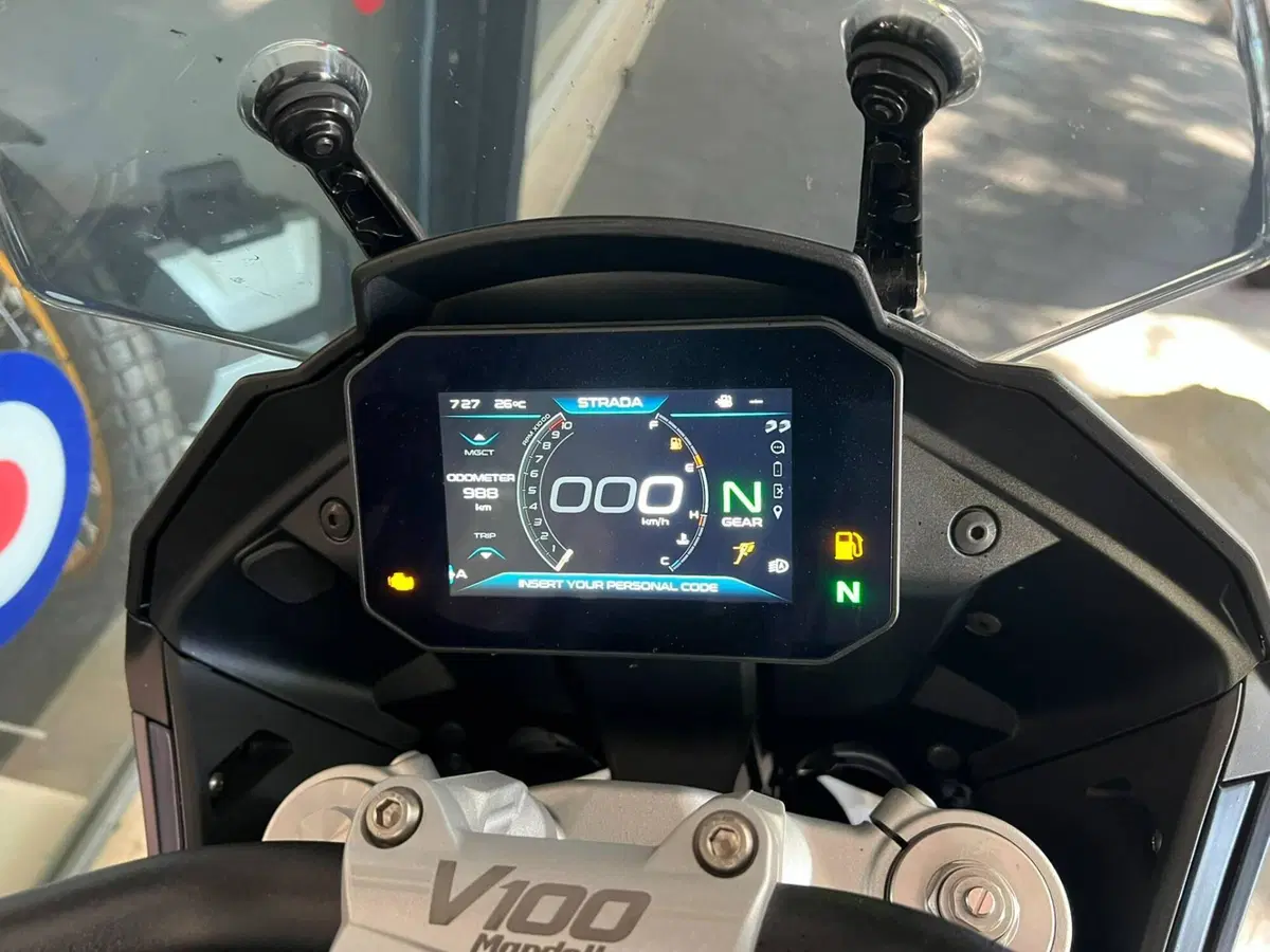 Moto Guzzi V100 Mandello (2025 - 26) (4)