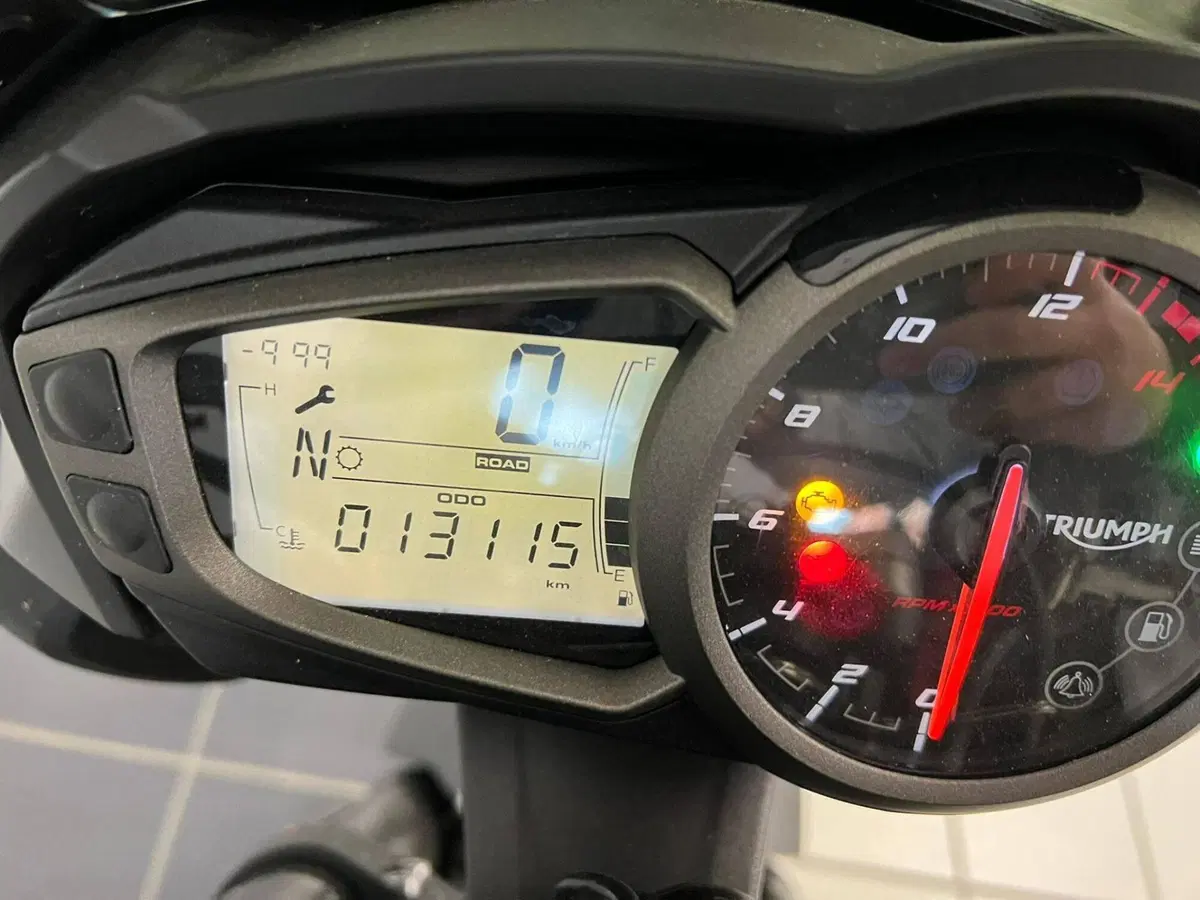 Triumph Street Triple R (2020 - 22) (4)