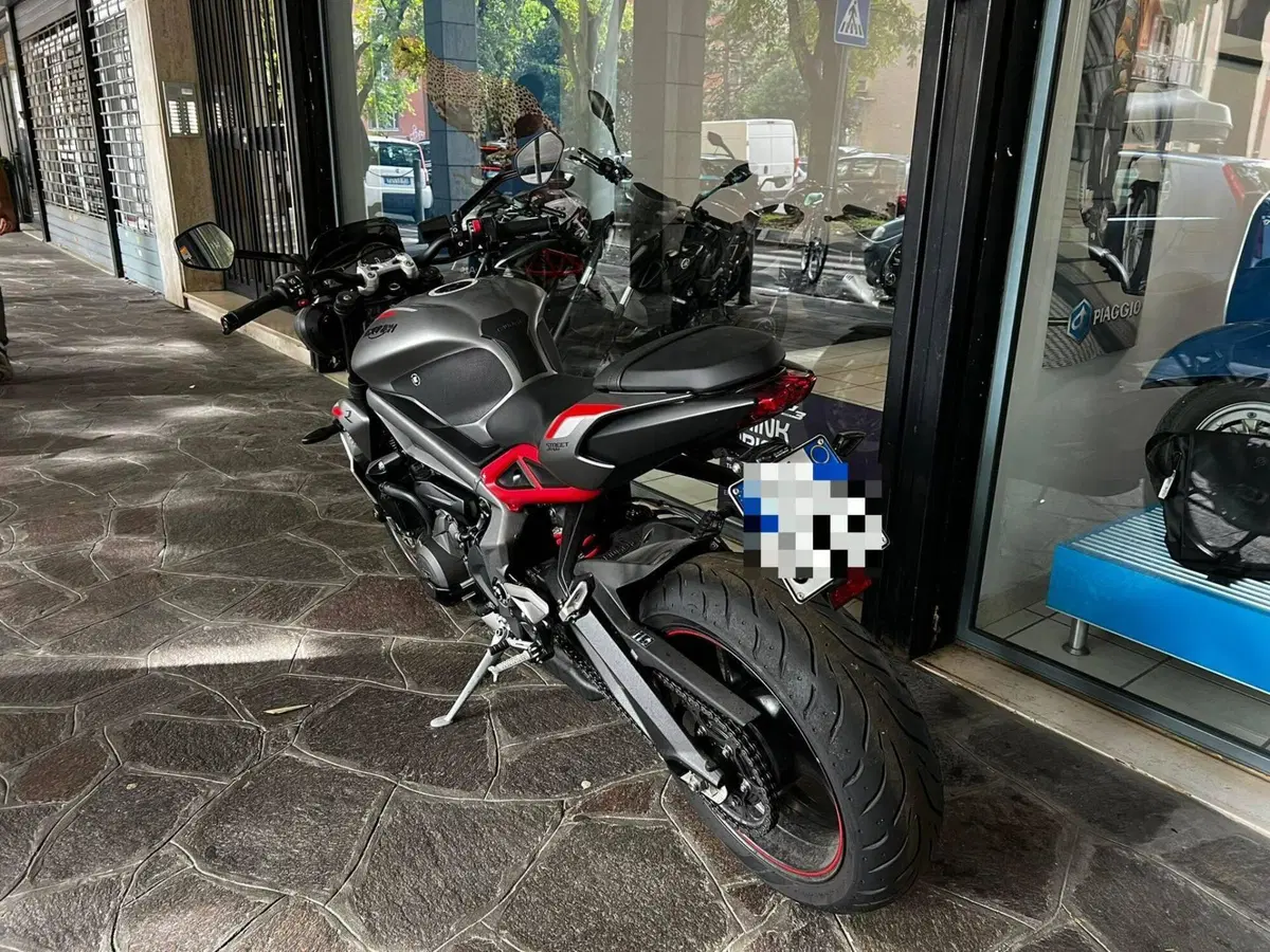 Triumph Street Triple R (2020 - 22) (3)