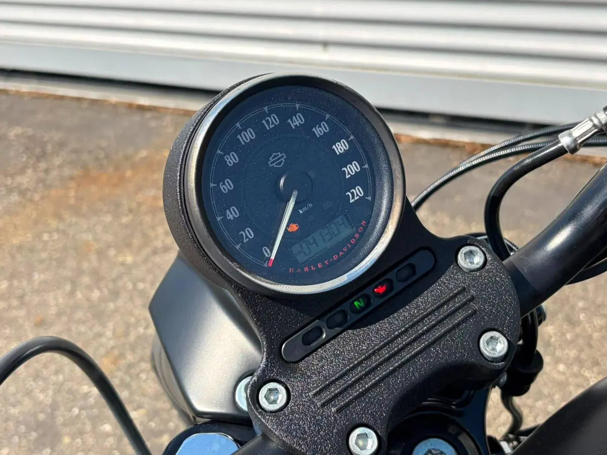 Harley-Davidson 883 Iron (2014 - 16) - XL 883N (15)