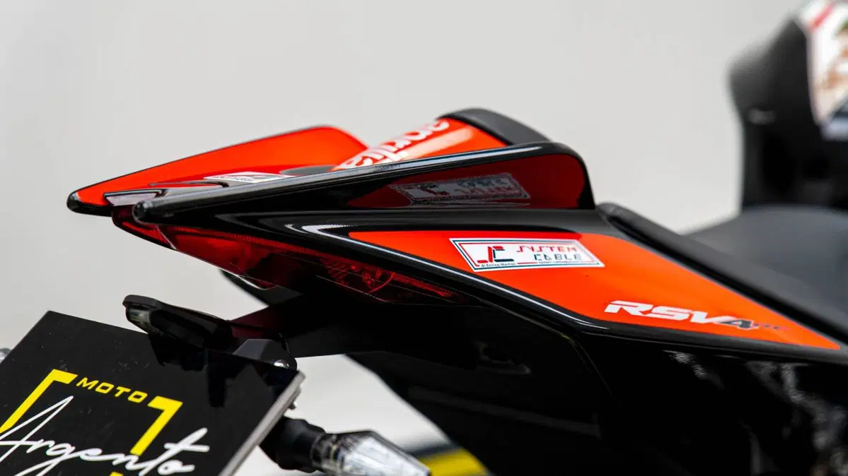 Aprilia RSV4 RF (2017 - 19) (17)