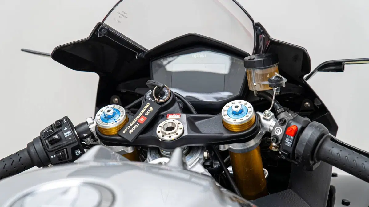 Aprilia RSV4 RF (2017 - 19) (18)