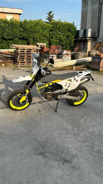 Husqvarna 701 Supermoto (2022) usata
