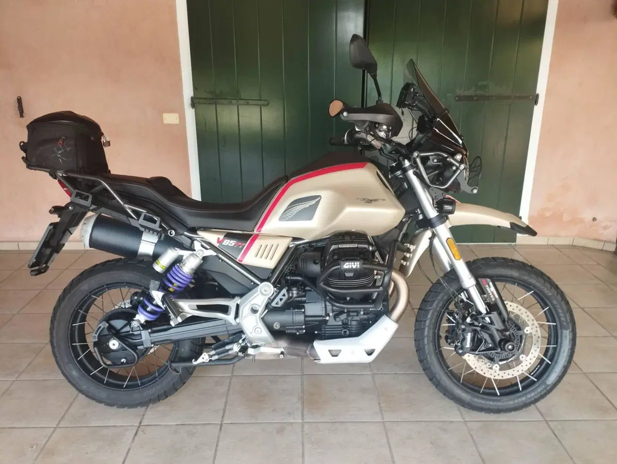 Moto Guzzi V85 TT Travel (2021 - 23) (2)