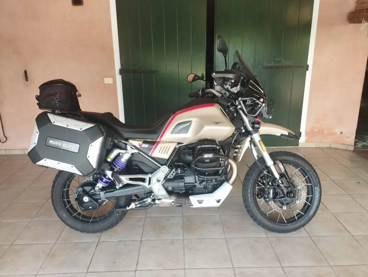 Moto Guzzi V85 TT Travel (2021 - 23) (3)