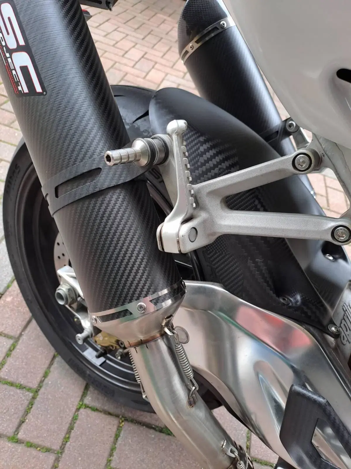 Aprilia Tuono 1000 R (2006 - 10) (5)