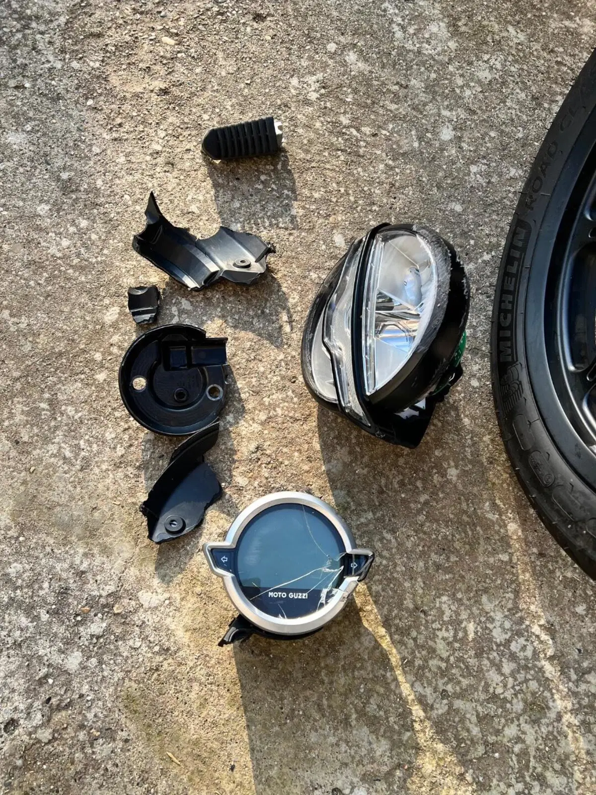 Moto Guzzi V7 Stone (2025 - 26) (2)