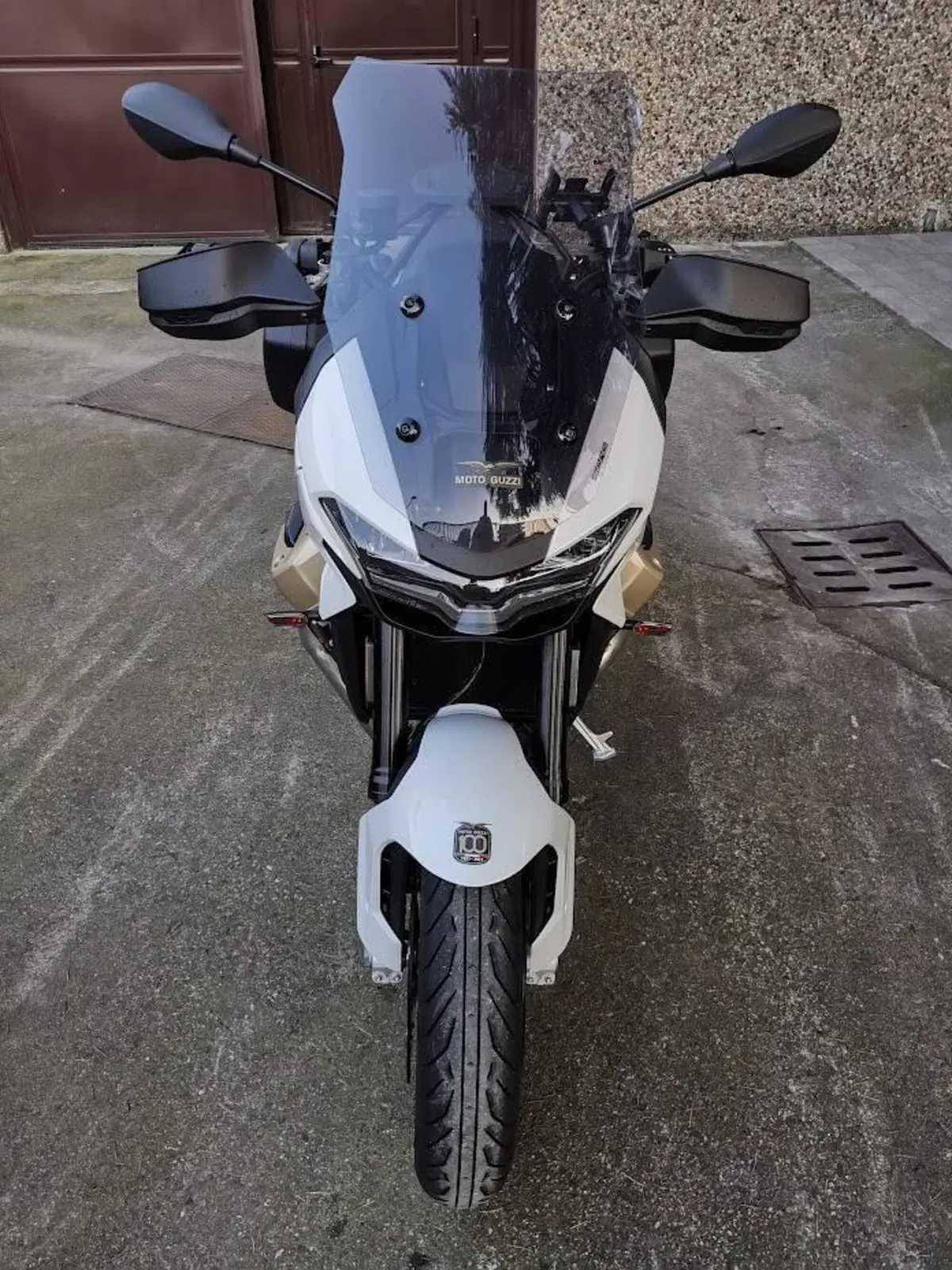 Moto Guzzi V100 Mandello (2022 - 24) (2)