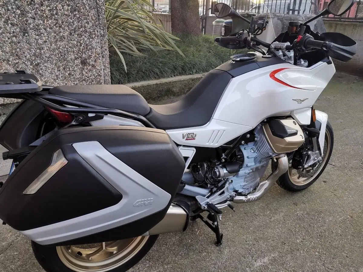 Moto Guzzi V100 Mandello (2022 - 24) (3)