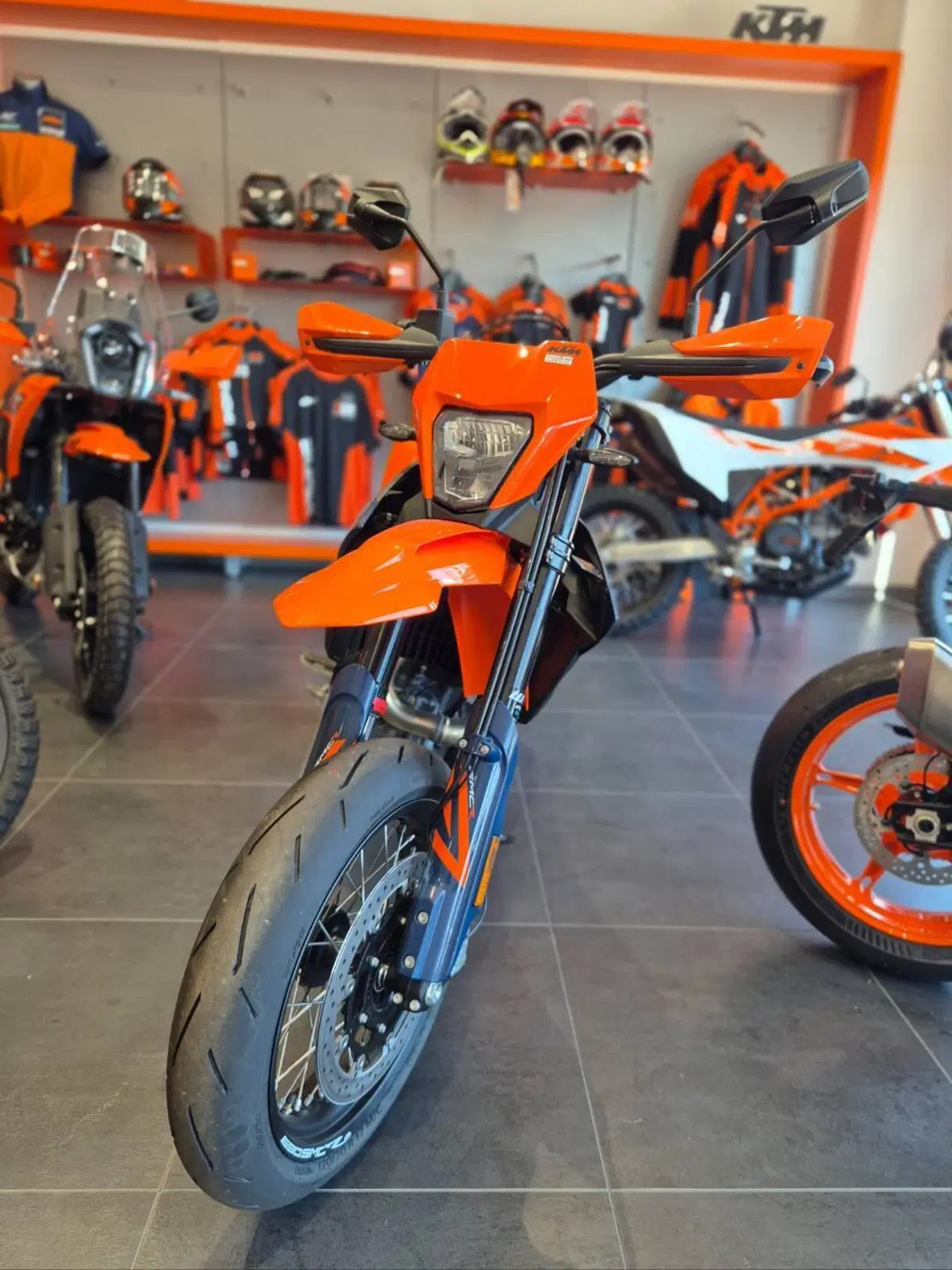 KTM 690 SMC R (2026) (2)