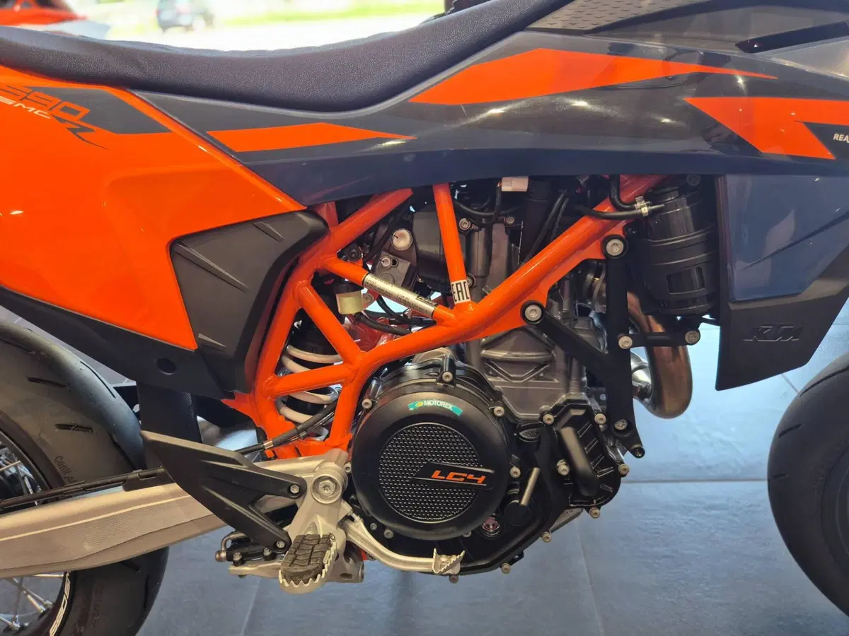 KTM 690 SMC R (2026) (6)