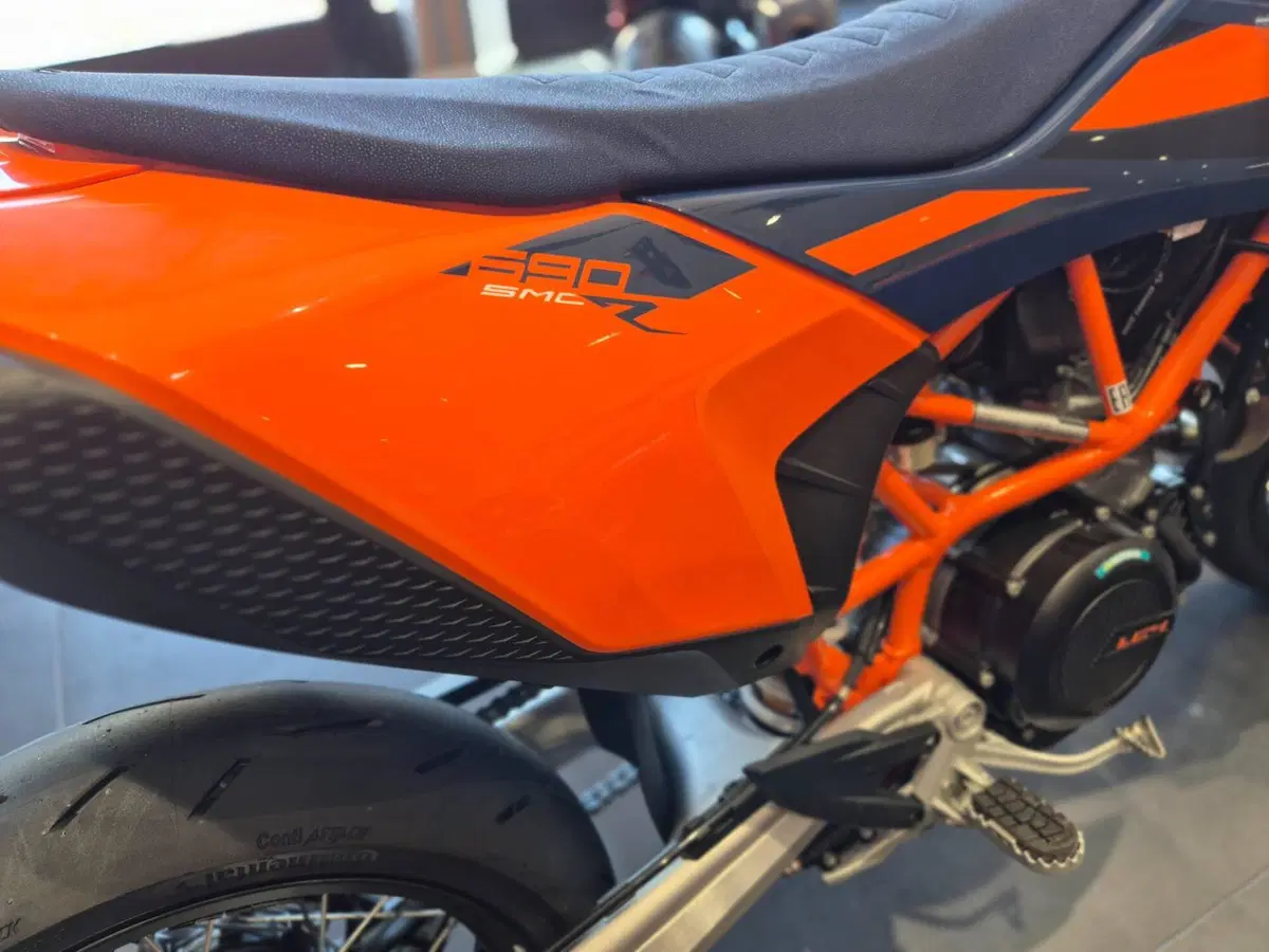 KTM 690 SMC R (2026) (7)