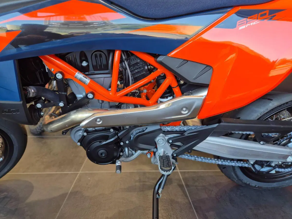 KTM 690 SMC R (2026) (9)