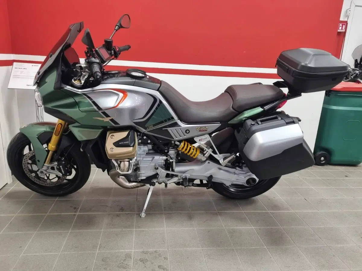 Moto Guzzi V100 Mandello S (2022 - 24) (2)