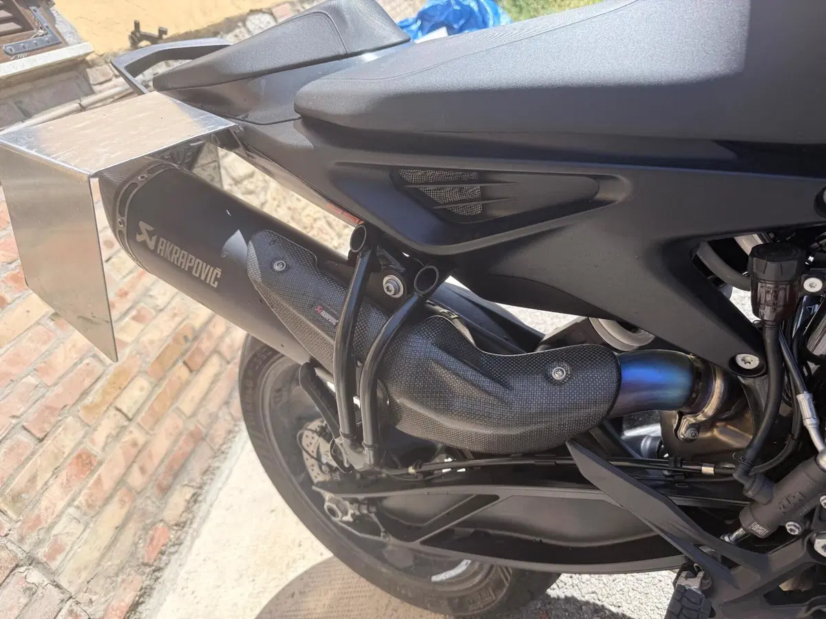 KTM 890 Duke R (2021) (2)