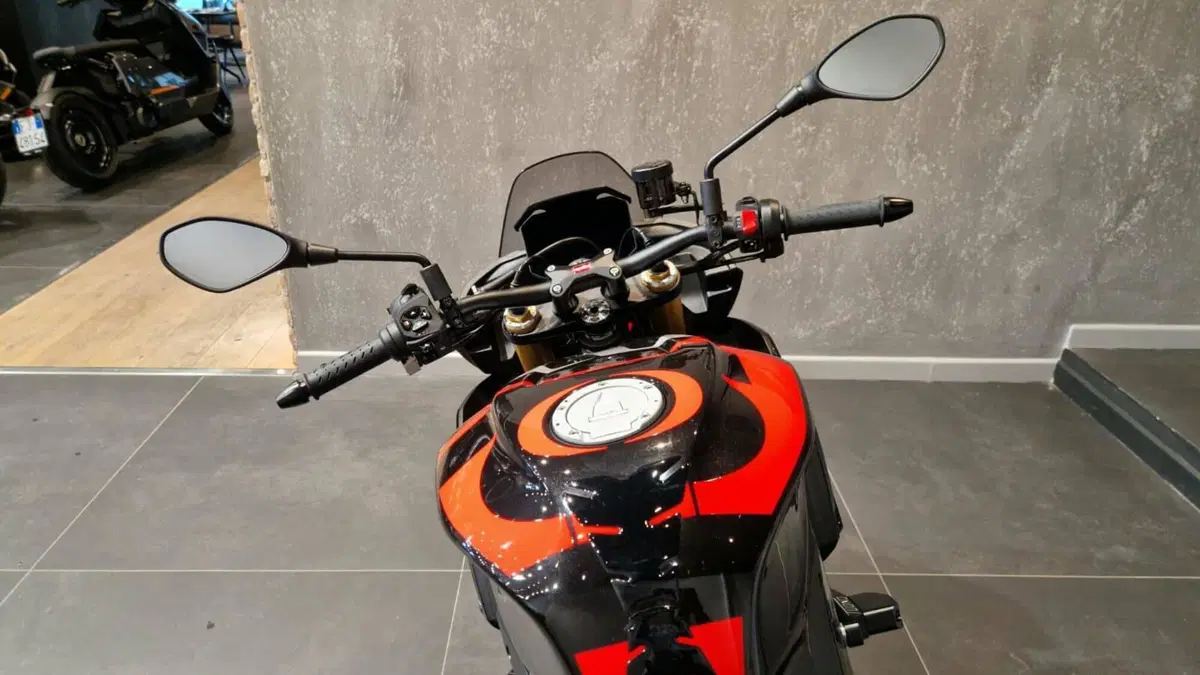 Aprilia Tuono V4 Factory (2025 - 26) (14)