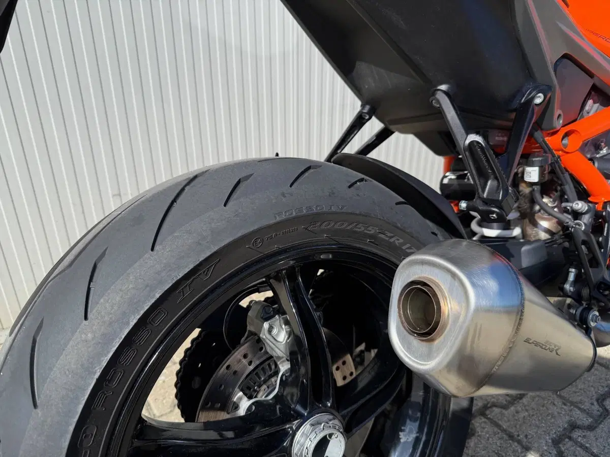 KTM 1290 Super Duke R (2021) (3)