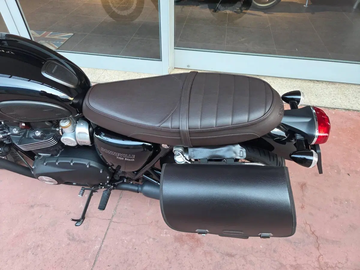 Triumph Bonneville T120 Black (2021 - 25) (10)
