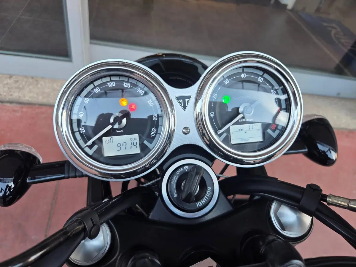 Triumph Bonneville T120 Black (2021 - 25) (11)