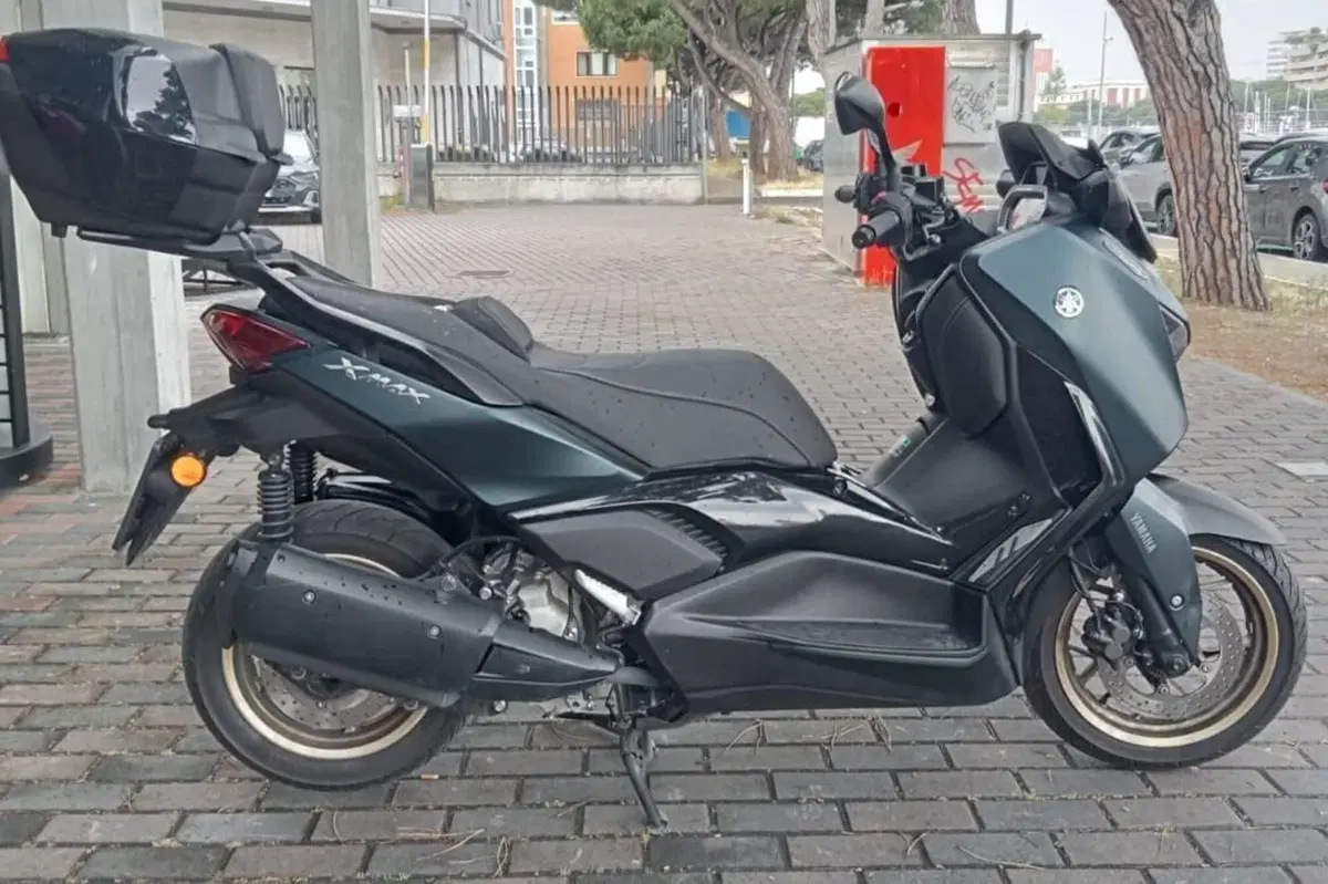 Yamaha X-Max 300 Tech Max (2021 - 24) (2)