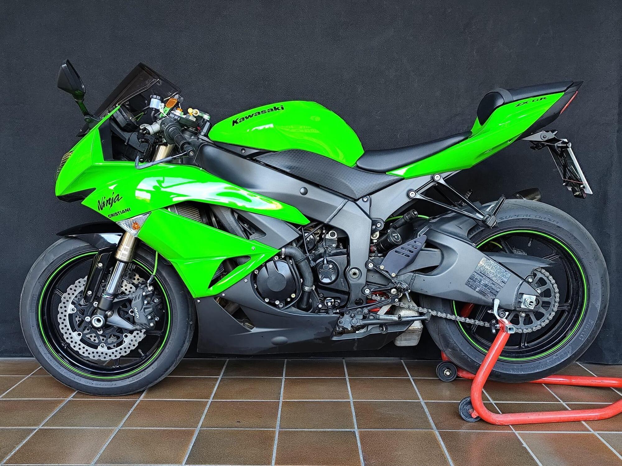 Vendo Kawasaki Ninja 600 ZX-6R (2009 - 16) usata a Cassano d'Adda
