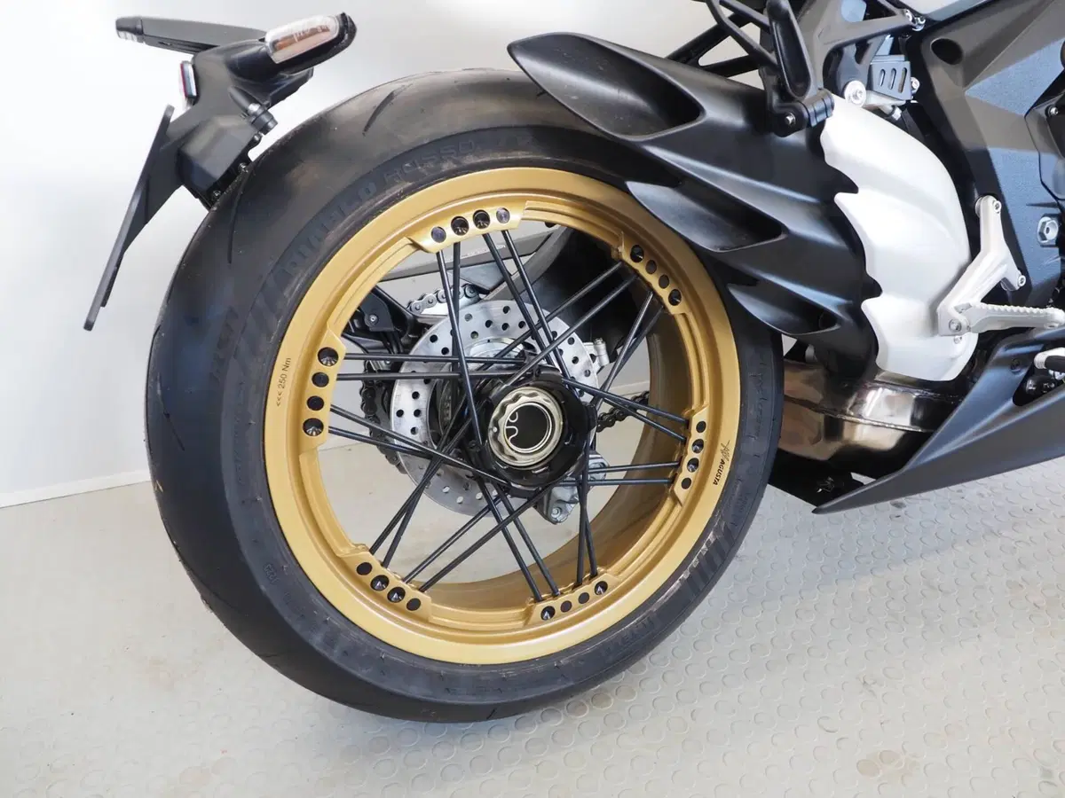 MV Agusta Superveloce 800 S (2021 - 25) (3)