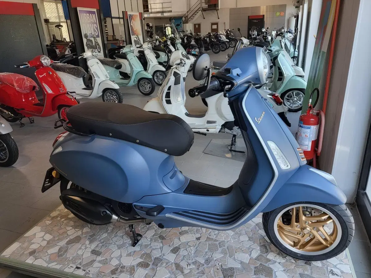 Vespa Primavera 125 Officina 8 (2026) (2)