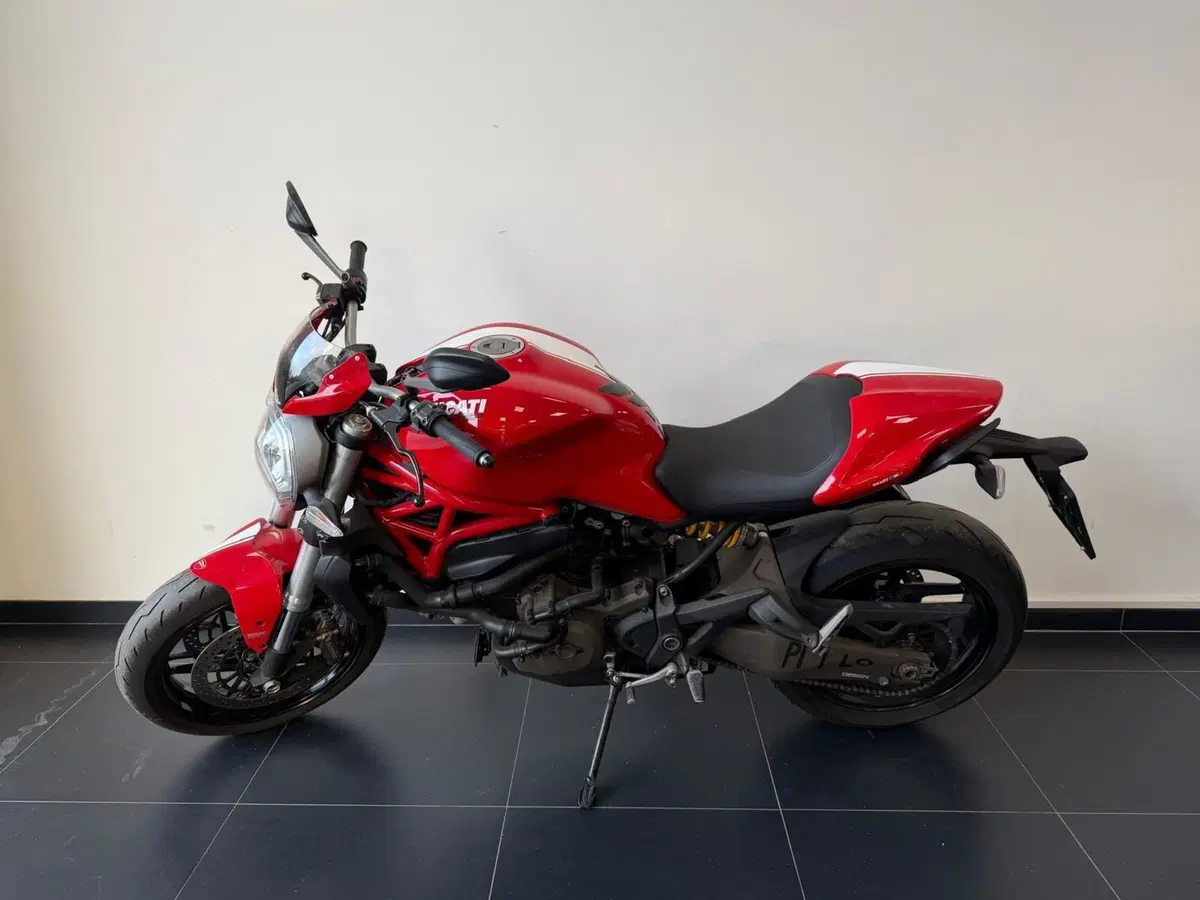 Ducati Monster 821 Stripe ABS (2015 - 17) (2)