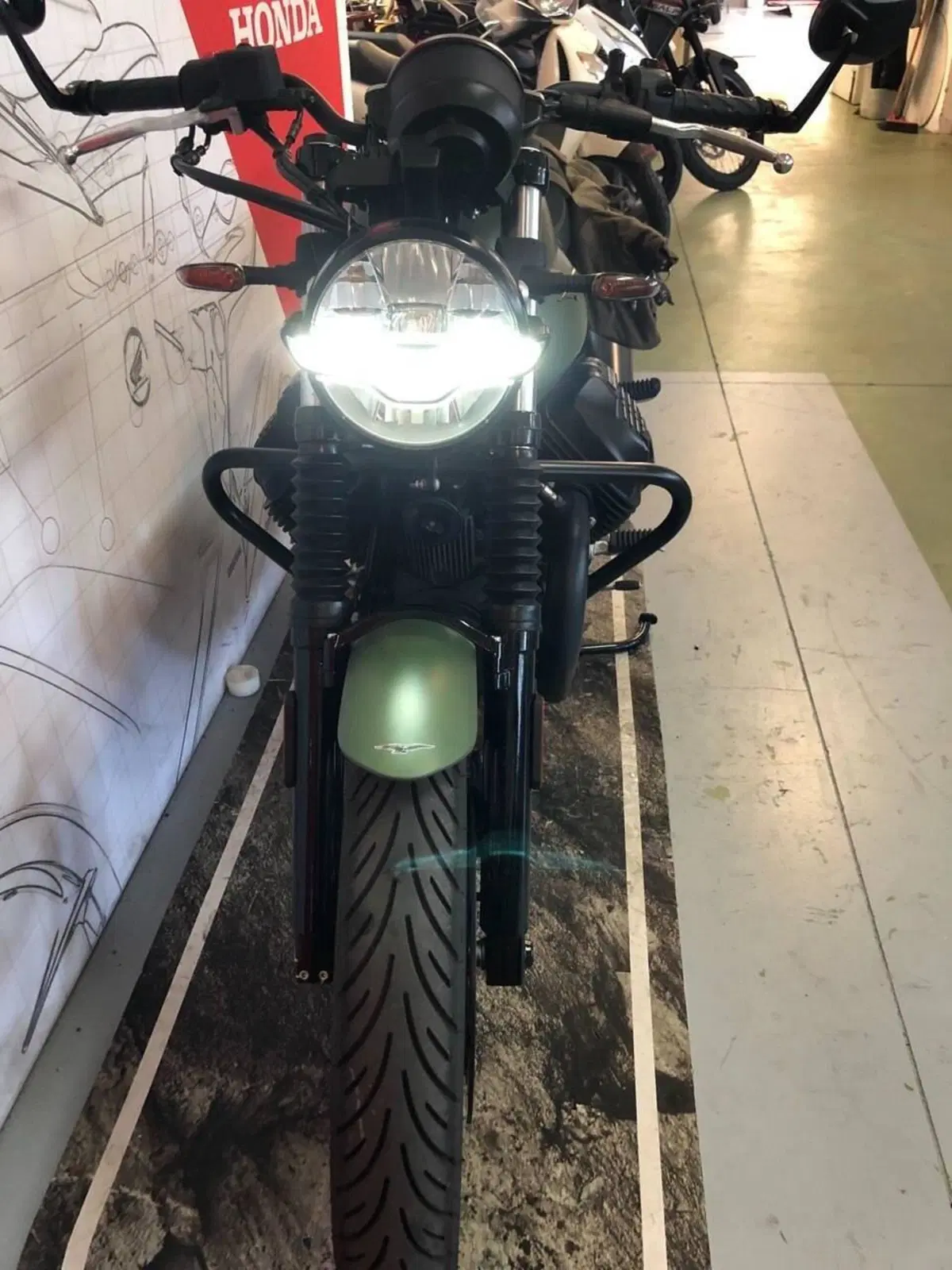 Moto Guzzi V7 Stone (2021 - 24) (2)