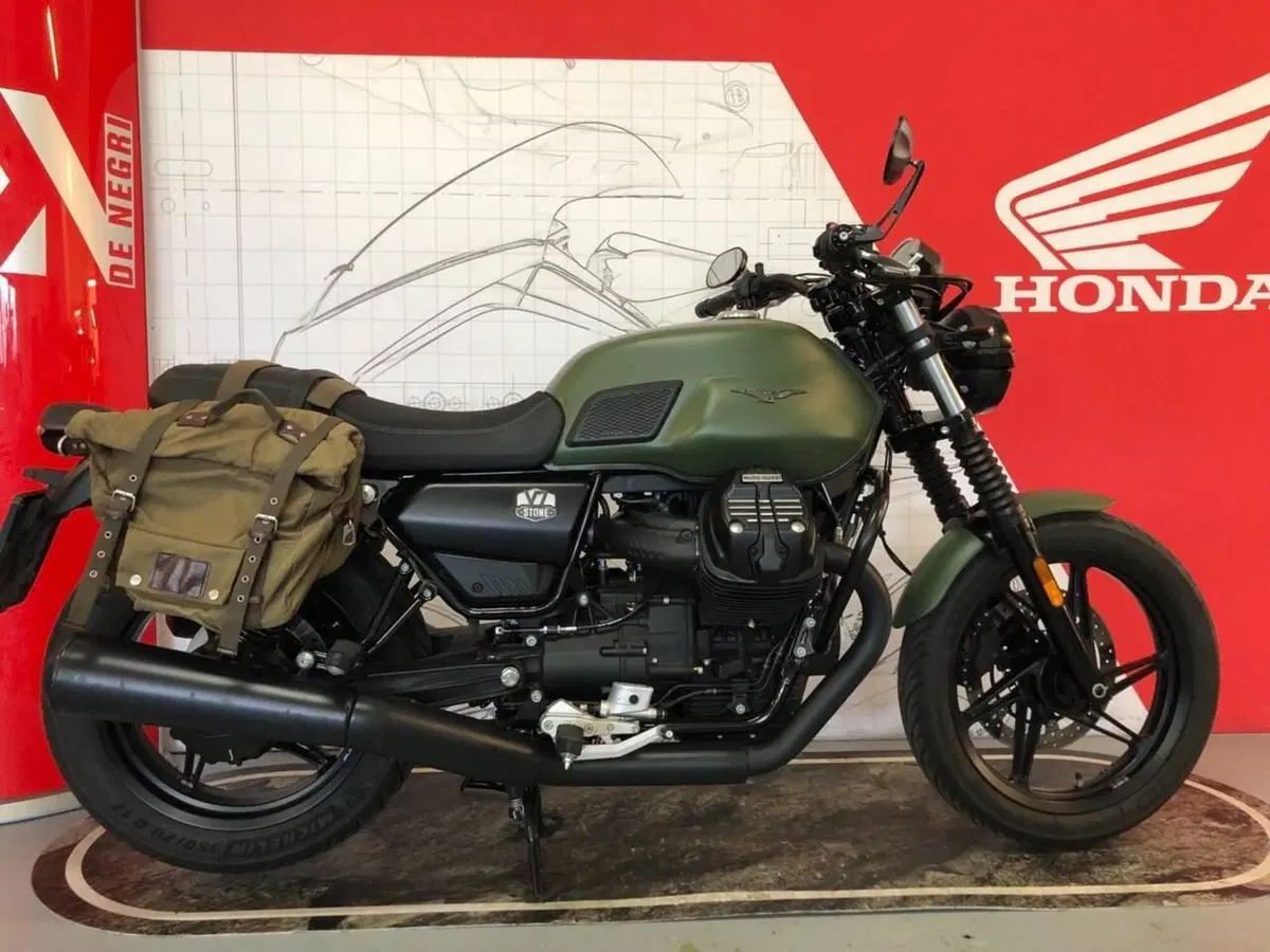 Moto Guzzi V7 Stone (2021 - 24) (6)