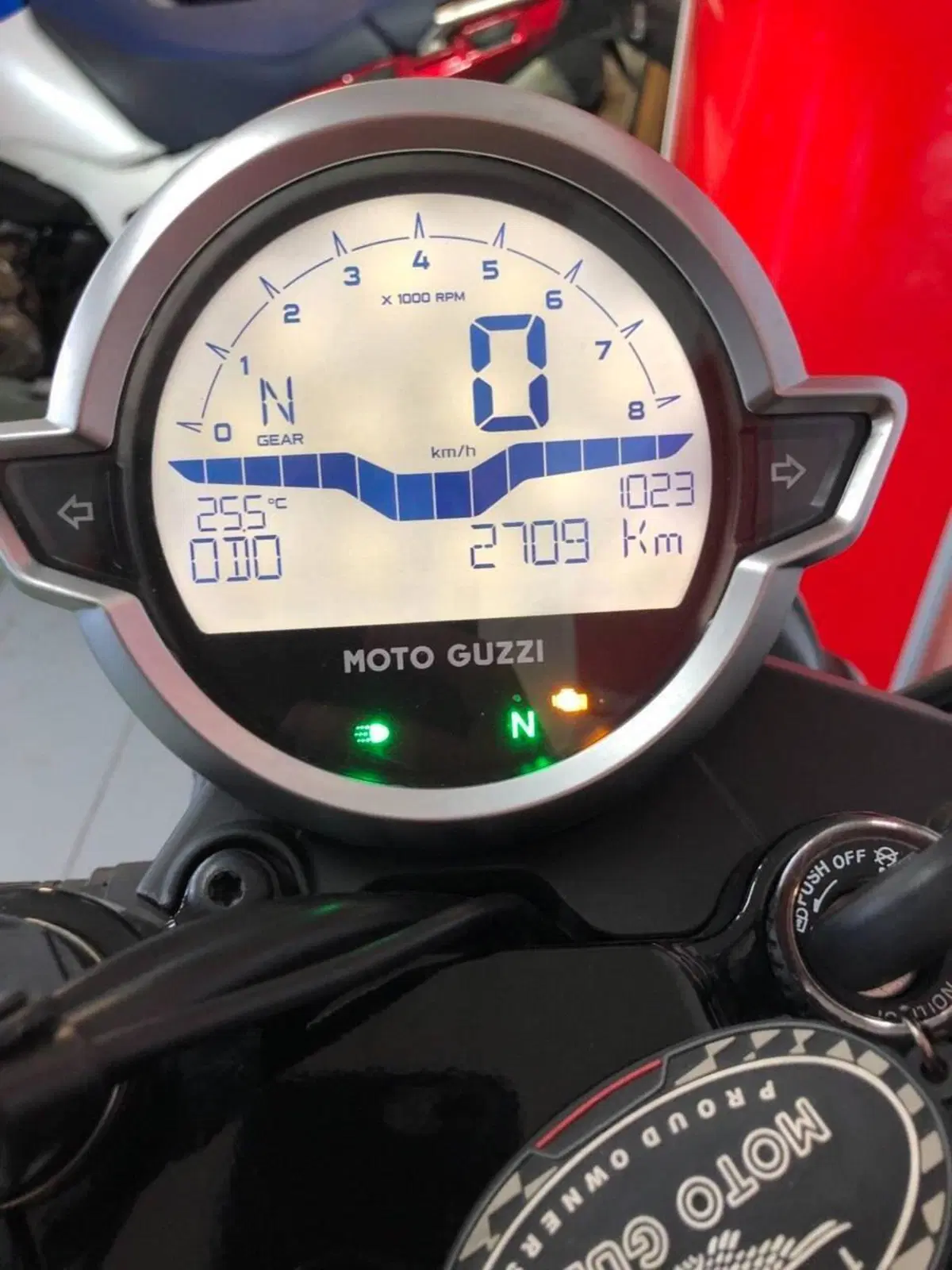 Moto Guzzi V7 Stone (2021 - 24) (8)