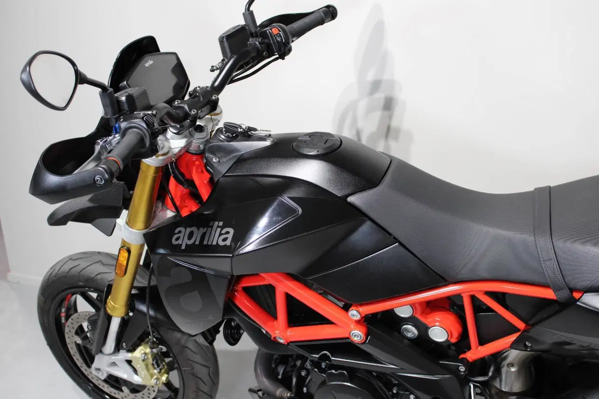Aprilia Dorsoduro 900 (2017 - 20) (5)