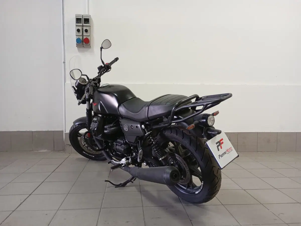 Moto Guzzi V7 III Stone (2017 - 20) (3)