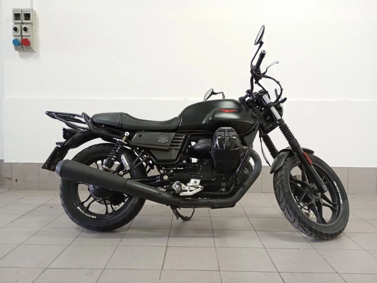 Moto Guzzi V7 III Stone (2017 - 20) (5)