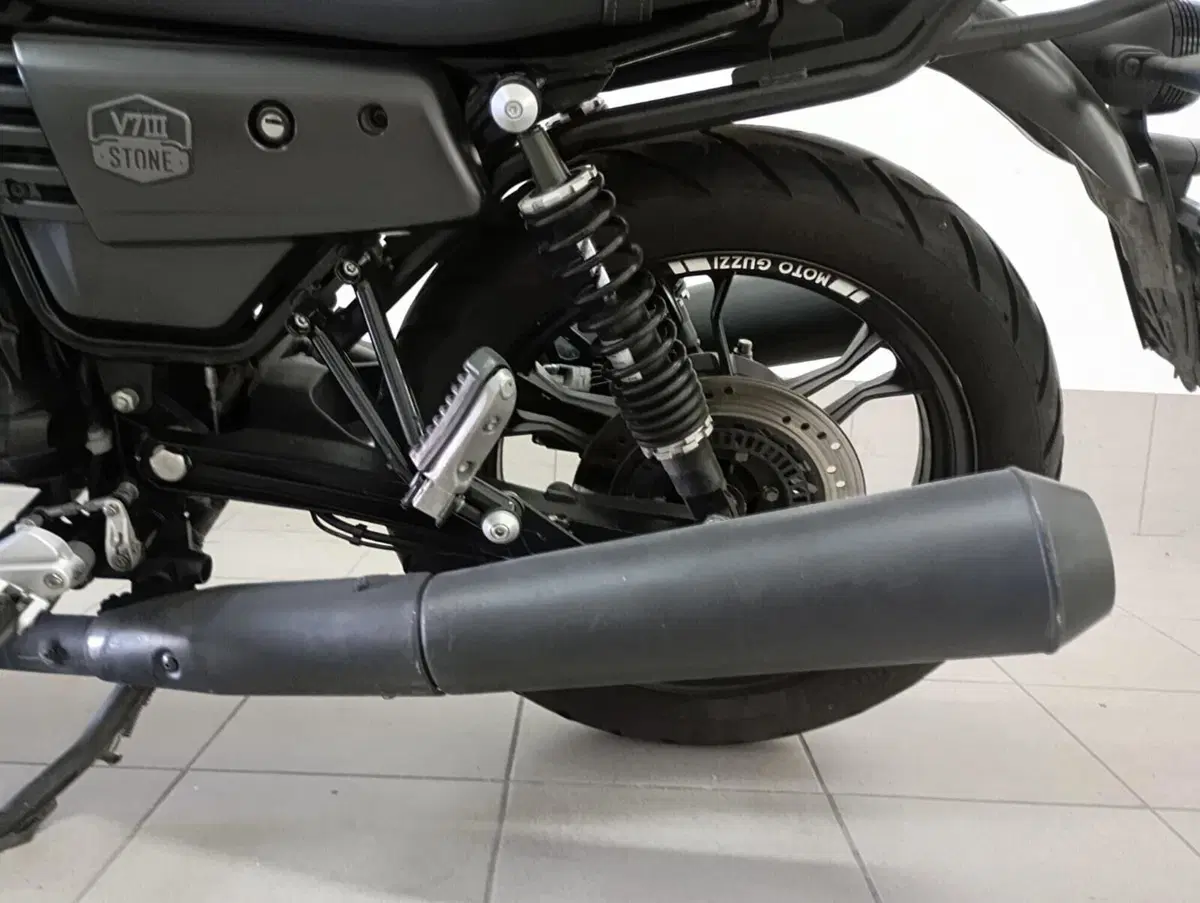 Moto Guzzi V7 III Stone (2017 - 20) (9)