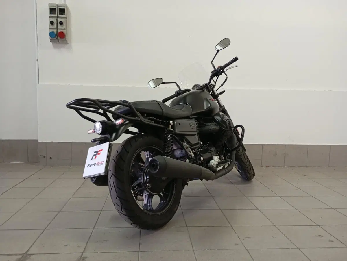 Moto Guzzi V7 III Stone (2017 - 20) (4)