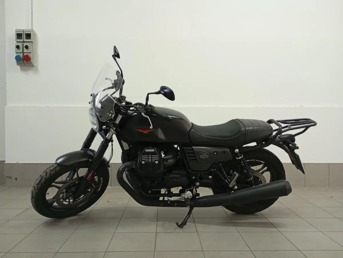 Moto Guzzi V7 III Stone (2017 - 20) (2)