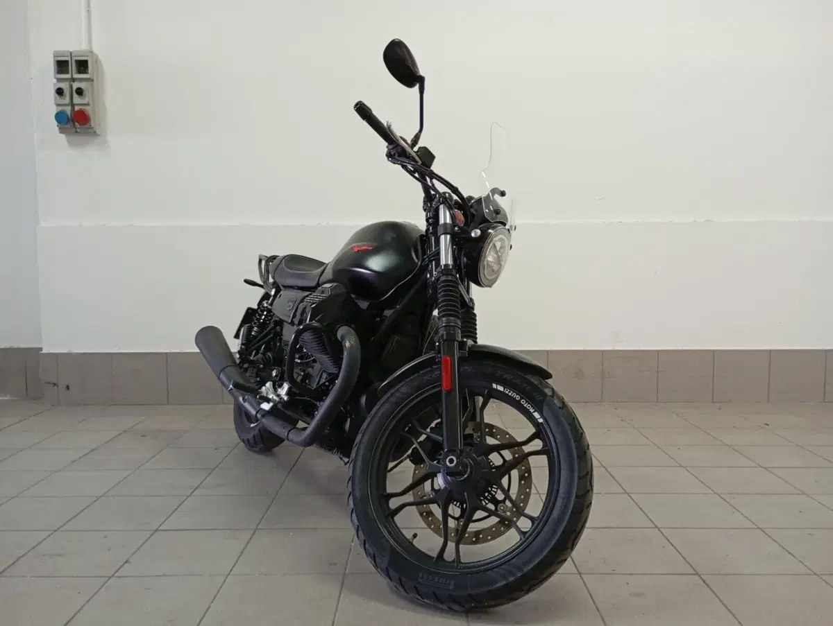 Moto Guzzi V7 III Stone (2017 - 20) (6)